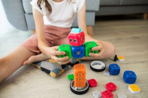 Inred med pysselmaterial och pedagogiska leksaker i barnrummet
